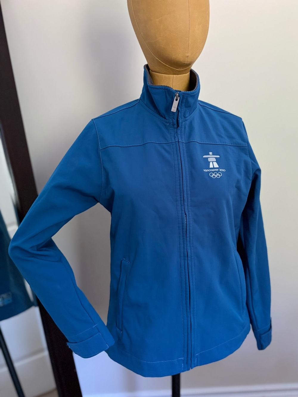 VANCOUVER 2010 ELEVATE Blue Softshell Utility Jacket with Olympic Logo (XS)